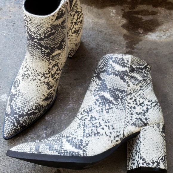 🚨//Coachella Collection// Snake print Bootie - Picture 6 of 6